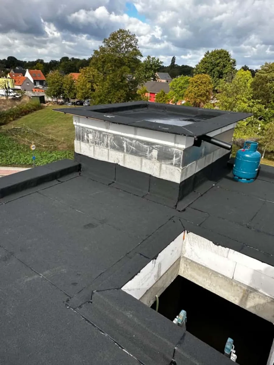 Plat dak met bitumen dakbedekking en gasfles voor Dak waterdicht maken tijdens renovatie