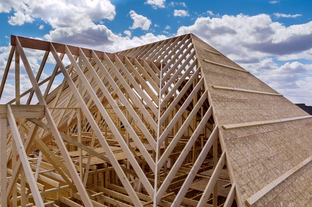 Houten dakconstructie met zichtbare spanten en regelwerk tijdens montage